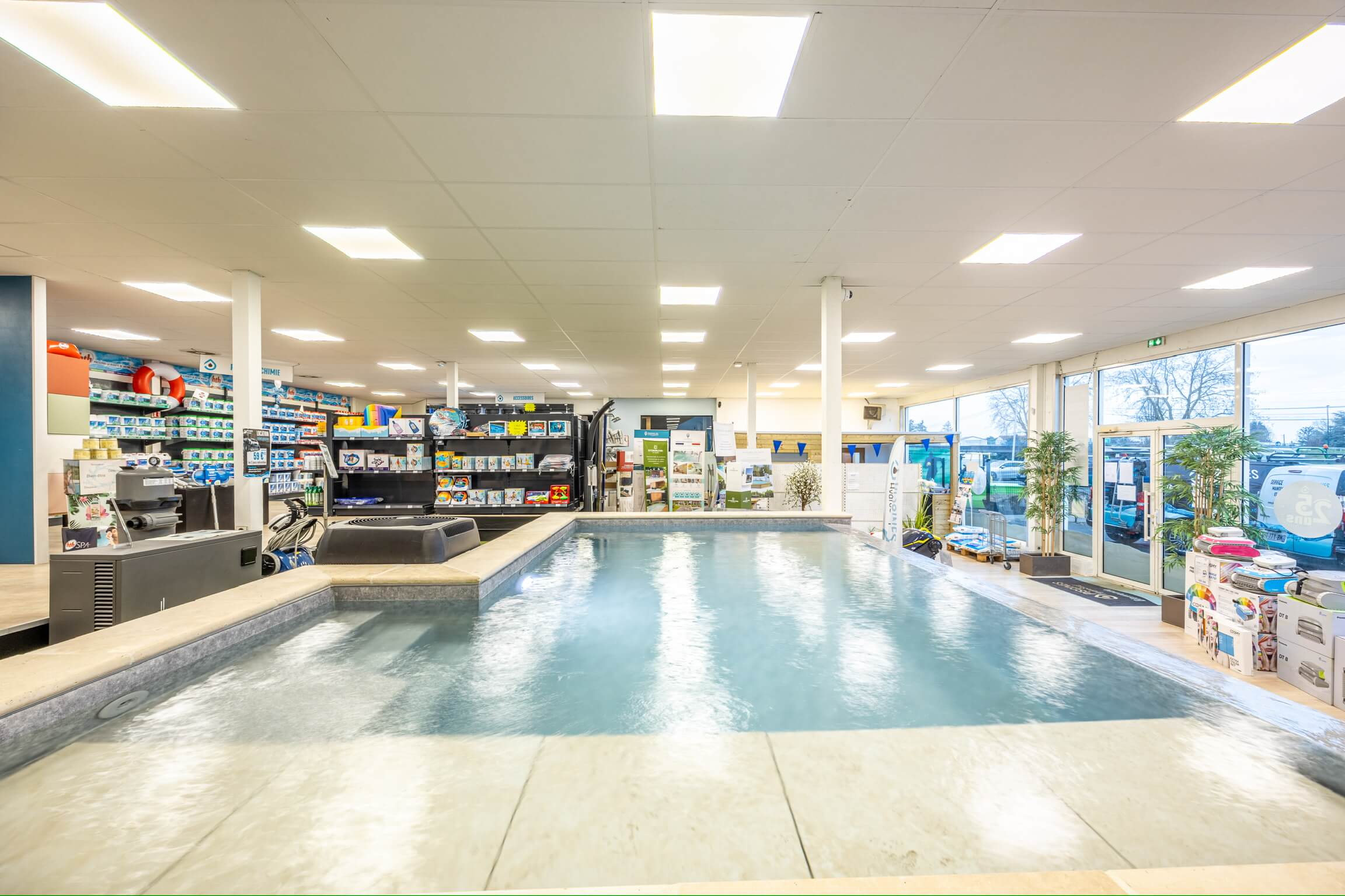 Le showroom de la boutique Piscines HydroSud Niort à Chauray