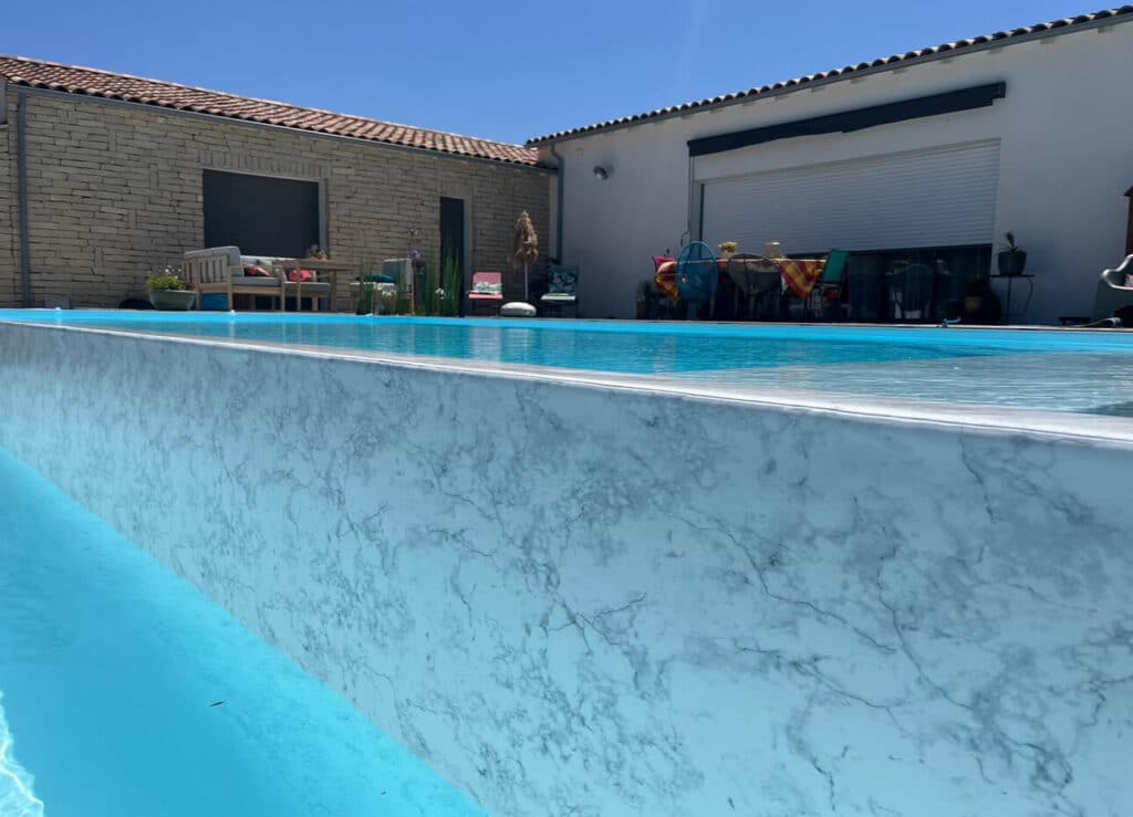 Piscine à débordement